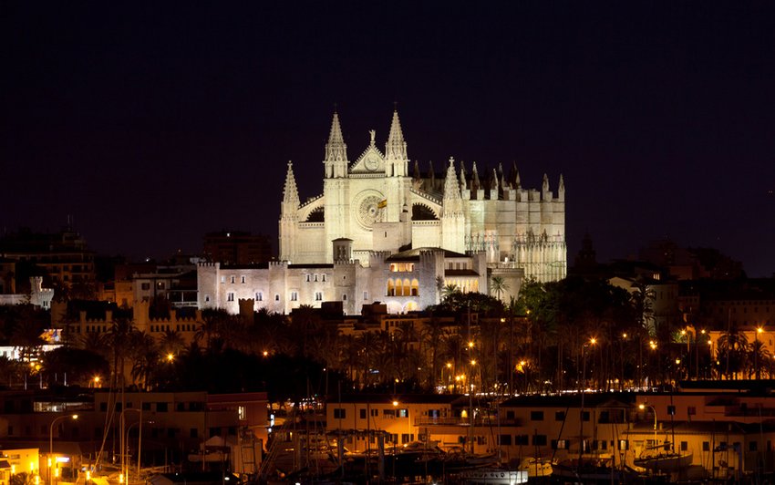 Mallorca bei Nacht mit beleuchteter Katedrale