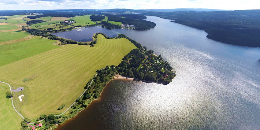 Ansicht von oben auf den See und das Grundstück