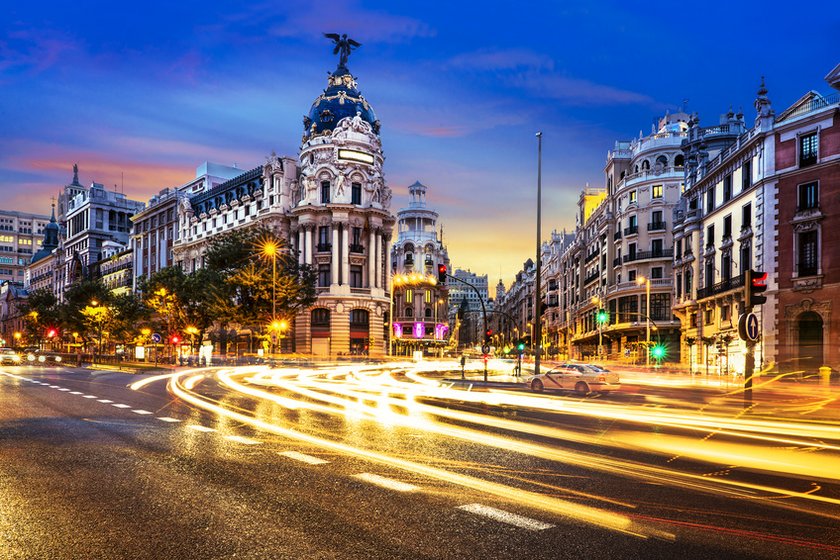 Wahrzeichen von Madrid, das Metropolis Haus bei Nacht