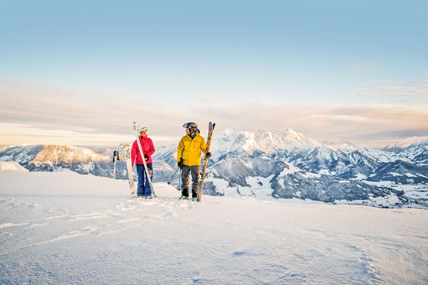 Ski fahren vor der Bergkulisse Kitzbüheler Alpen © Mirja Geh