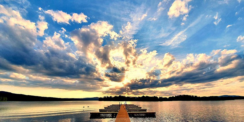 Sonnenuntergang am See mit Steg