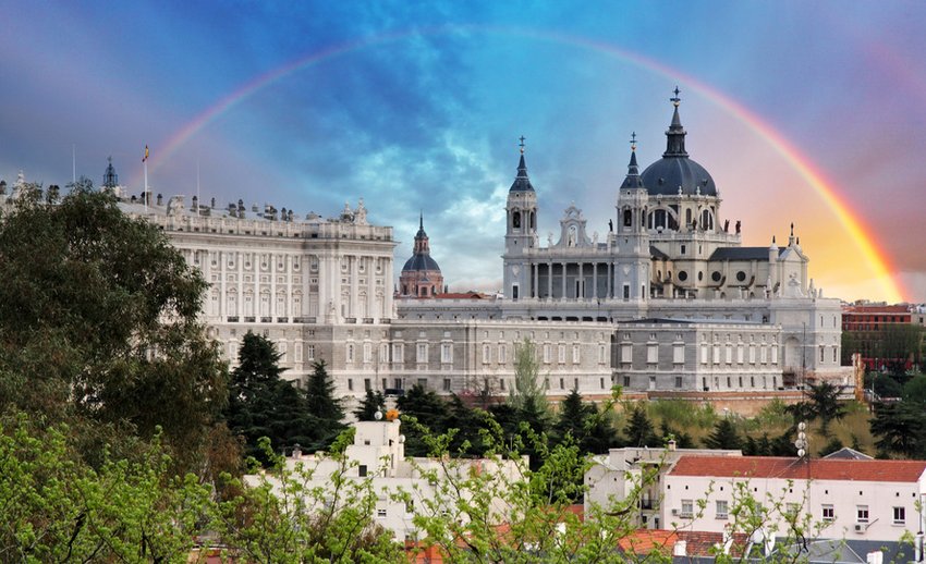 Der spanische Königspalast in Madrid von Hinten mit Kirche