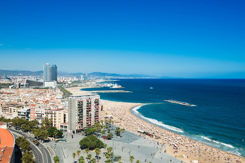 Berceloneta Beach from above: Sea and city