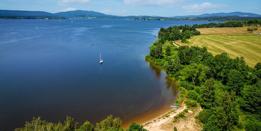 Ansicht auf den See mit Segelboot