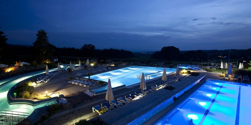 Therme bei Nacht @Chiemgau Thermen