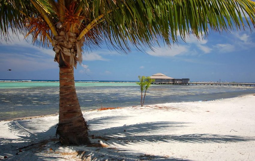 Wunderschöner Karibik-Strand und Essbereich des Resorts