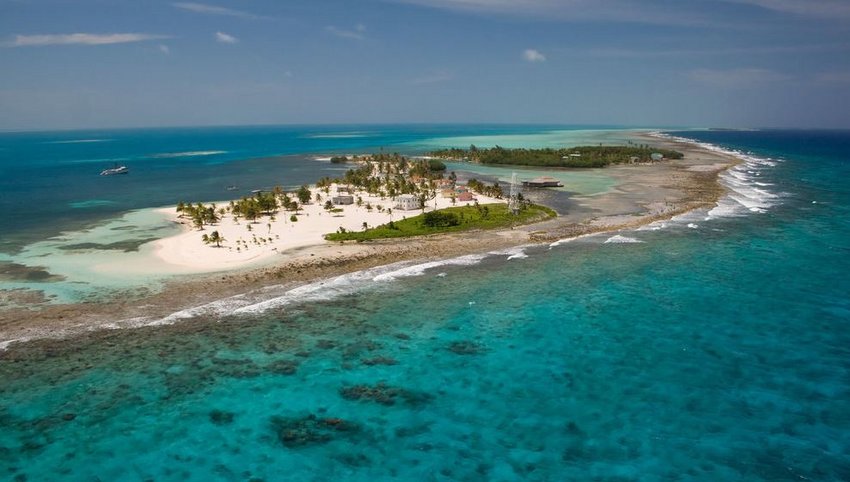 Cristal clear water and sandy beaches at Glover's Reef Atoll